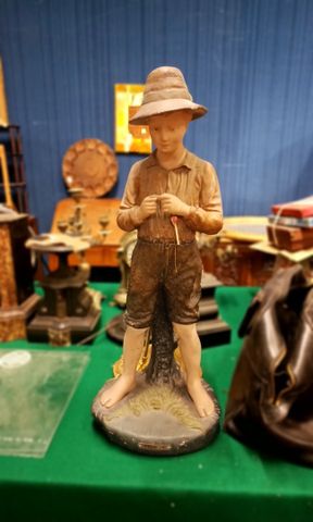 JOLIVEAUX – Pécheur. Plâtre patiné polychrome. Signé sur la base....