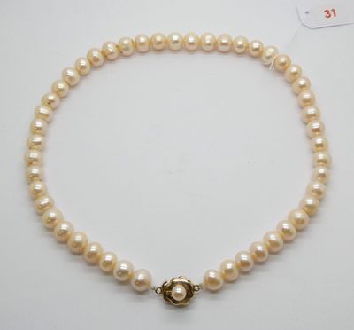 un collier de perles à un rang avec un fermoir en or