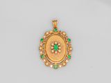 un pendentif en or serti d'émeraudes et de diamants