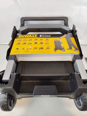 un gros plan d'une tondeuse à gazon noire et jaune posée sur une surface blanche
