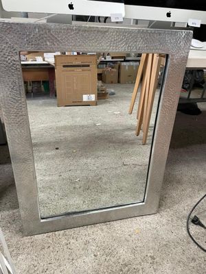 un miroir posé par terre devant un ordinateur