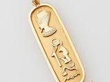 un pendentif égyptien en or représentant un homme et une femme