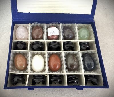 une boîte contenant toutes sortes de pierres