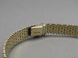 une photo en gros plan d'un bracelet de montre posé sur une table