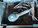 une boîte à outils bleue avec des outils sur le sol