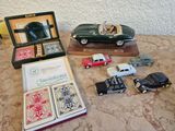 une table sur laquelle se trouvent un livre, une petite voiture et d'autres objets