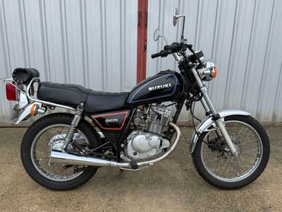 une moto noire garée devant un bâtiment