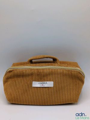 un gros plan d'un sac en papier brun sur lequel est collée une étiquette