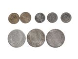 six types de pièces différents sont présentés sur une surface blanche