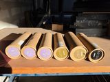 six rouleaux de papier posés sur une étagère dans une pièce