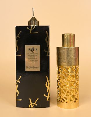 gros plan d'un flacon de parfum à côté d'une boîte