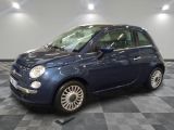 la photo d'une petite voiture bleue sur un sol en damier