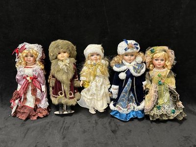 six poupées de tailles et de couleurs différentes sont alignées en rang