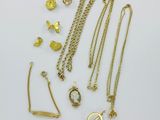 une collection de bijoux en or comprenant un collier, des boucles d'oreilles et une bague