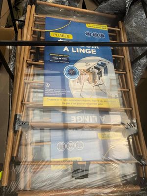 une pile de livres posée sur une table