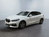 une BMW X1 blanche garée dans une pièce blanche