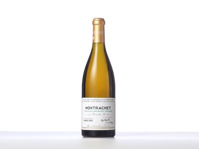 une bouteille de vin blanc posée sur une table