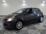 la photo d'une voiture noire garée dans un garage