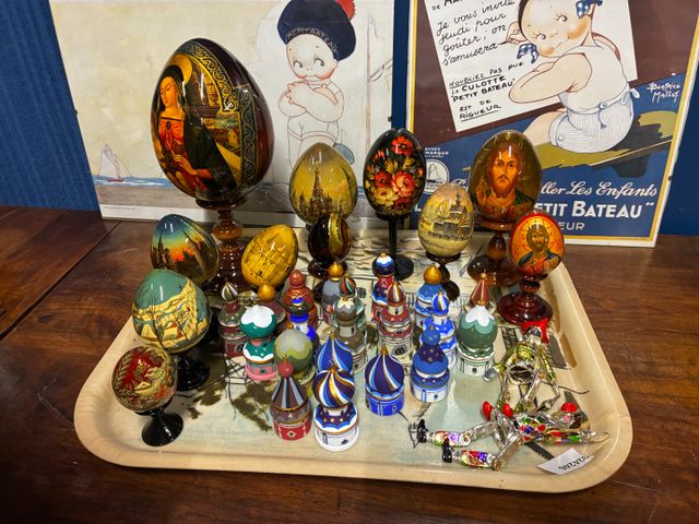 Lot d’œufs en bois laqué peint et décors d’église orthodoxes mini...