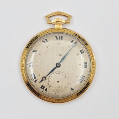 une montre de poche en or avec des chiffres romains sur le cadran