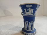 un vase bleu orné de motifs blancs, posé sur une table
