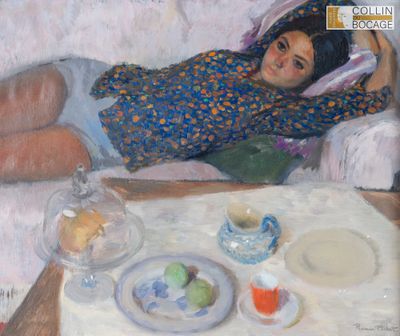 un tableau représentant une femme allongée sur un canapé, un plateau de nourriture à la main