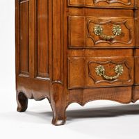 Commode en noyer mouluré et sculpté, façade galbée en double… (photo 2)