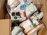une boîte en carton remplie d'objets divers qui s'y trouvent