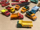 beaucoup de petits camions jouets posés sur la table