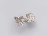 une paire de boucles d'oreilles en forme de fleur en diamant sur fond blanc
