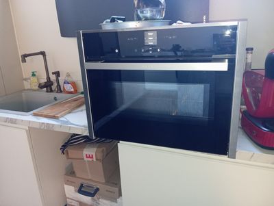 un micro-ondes encastré dans le mur de la cuisine