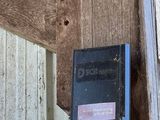 une boîte aux lettres fixée sur le côté d'un poteau en bois
