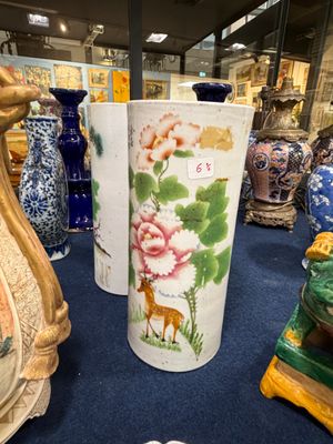 de nombreux vases exposés dans une vitrine