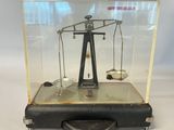 une balance à l'ancienne munie d'un pendule et de plusieurs pendules