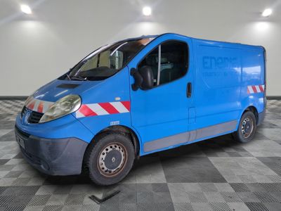 une photo d'une camionnette bleue garée dans un garage