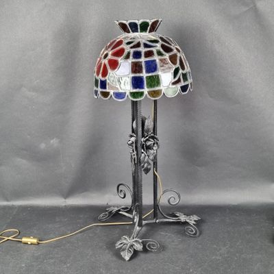 Grande lampe à poser, pied en fer forgé à décor d'enroulemen…