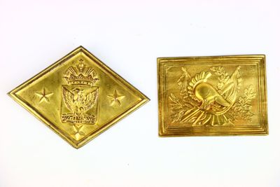 deux insignes en métal doré ornés d'un blason et d'un écusson
