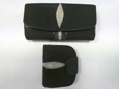 deux pièces en cuir noir avec un fermoir argenté et un portefeuille noir