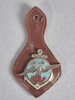 un gros plan d'un porte-clés en cuir orné d'un oiseau