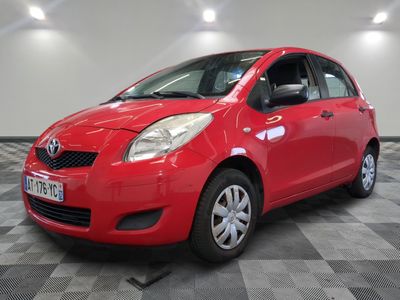 la toyota yaris rouge est garée sur un sol en damier