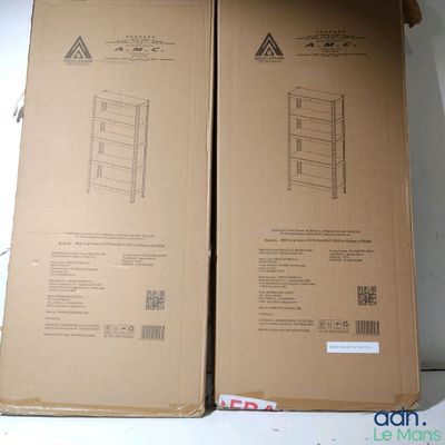 deux boîtes en carton ornées de dessins, posées sur une table