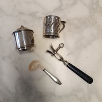 Réunion de quatre éléments en métal argenté :