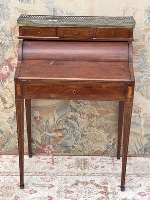 Petit bureau de dame de style Louis XVI en bois de placage, …