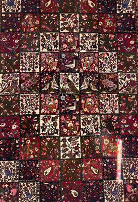 IRAN Tapis en laine rectangulaire à décor de jardins.