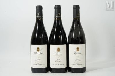 trois bouteilles de vin rouge sont alignées sur une surface blanche