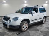 une photo d'un 4x4 blanc garé dans un garage