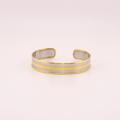 un bracelet manchette en or et argent à rayures bicolores