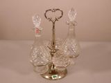 trois vases en cristal posés sur un socle en argent, sur une table blanche