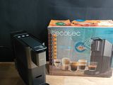 une boîte de café posée à côté d'une cafetière sur une table