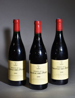 trois bouteilles de vin posées sur une table l'une à côté de l'autre